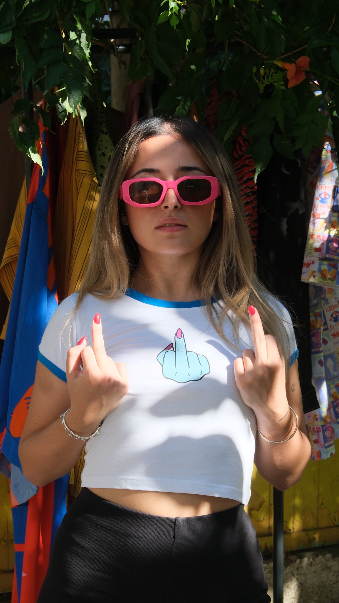 Zero F*cks Given – Beyaz & Mavi Detaylı Crop Top
