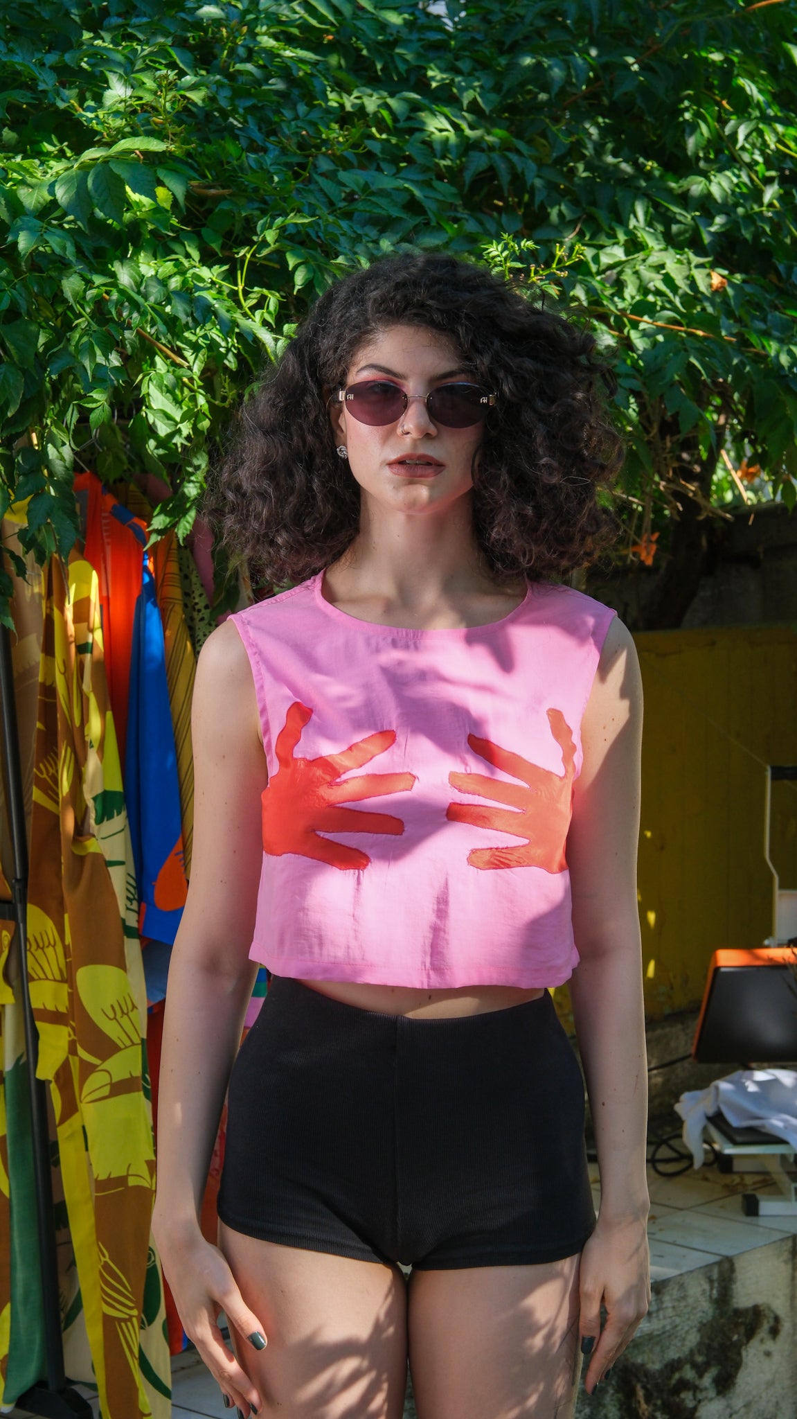 Hands Off – Pembe & Kırmızı Nakış Detaylı Crop Top