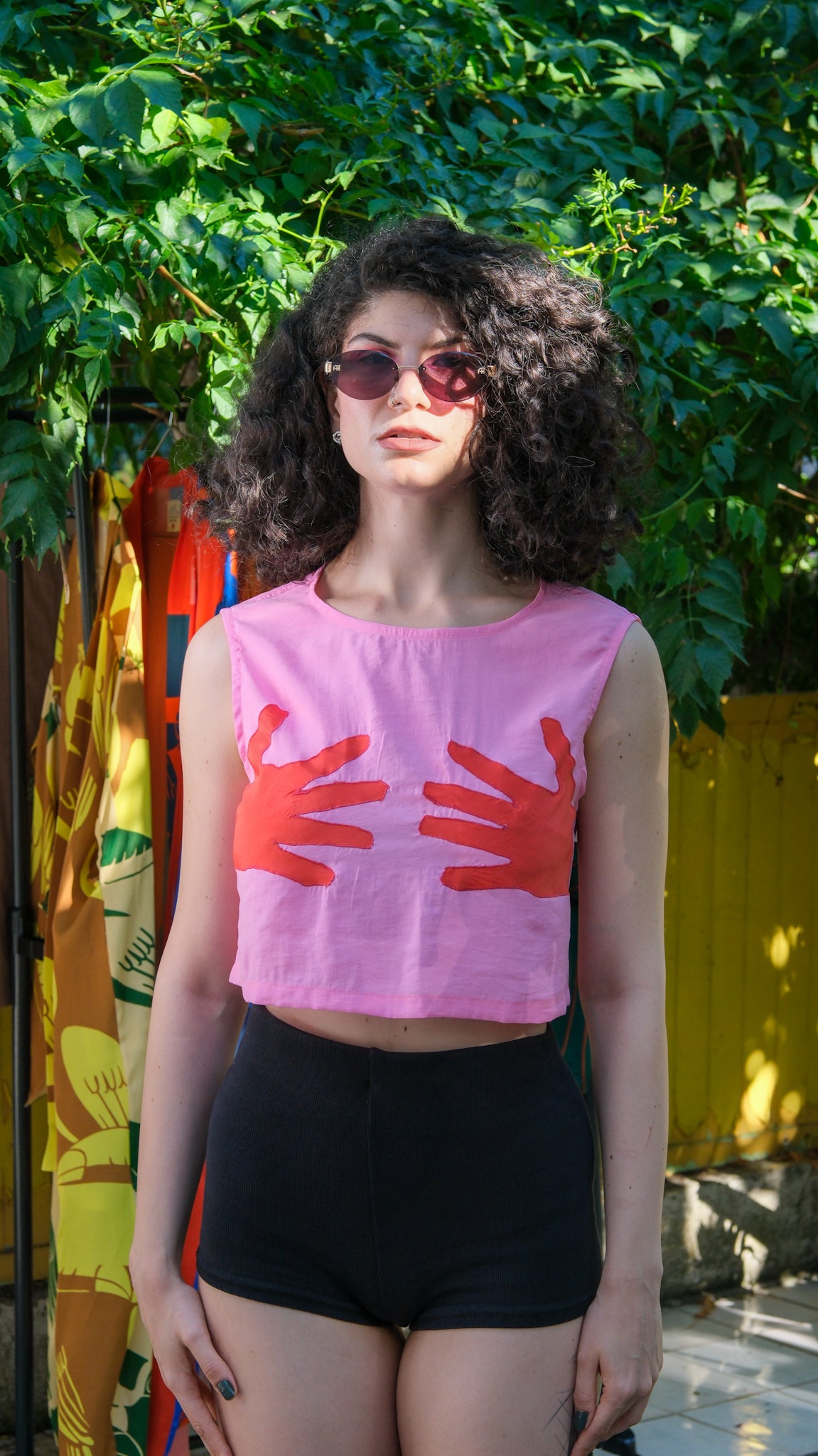 Hands Off – Pembe & Kırmızı Nakış Detaylı Crop Top