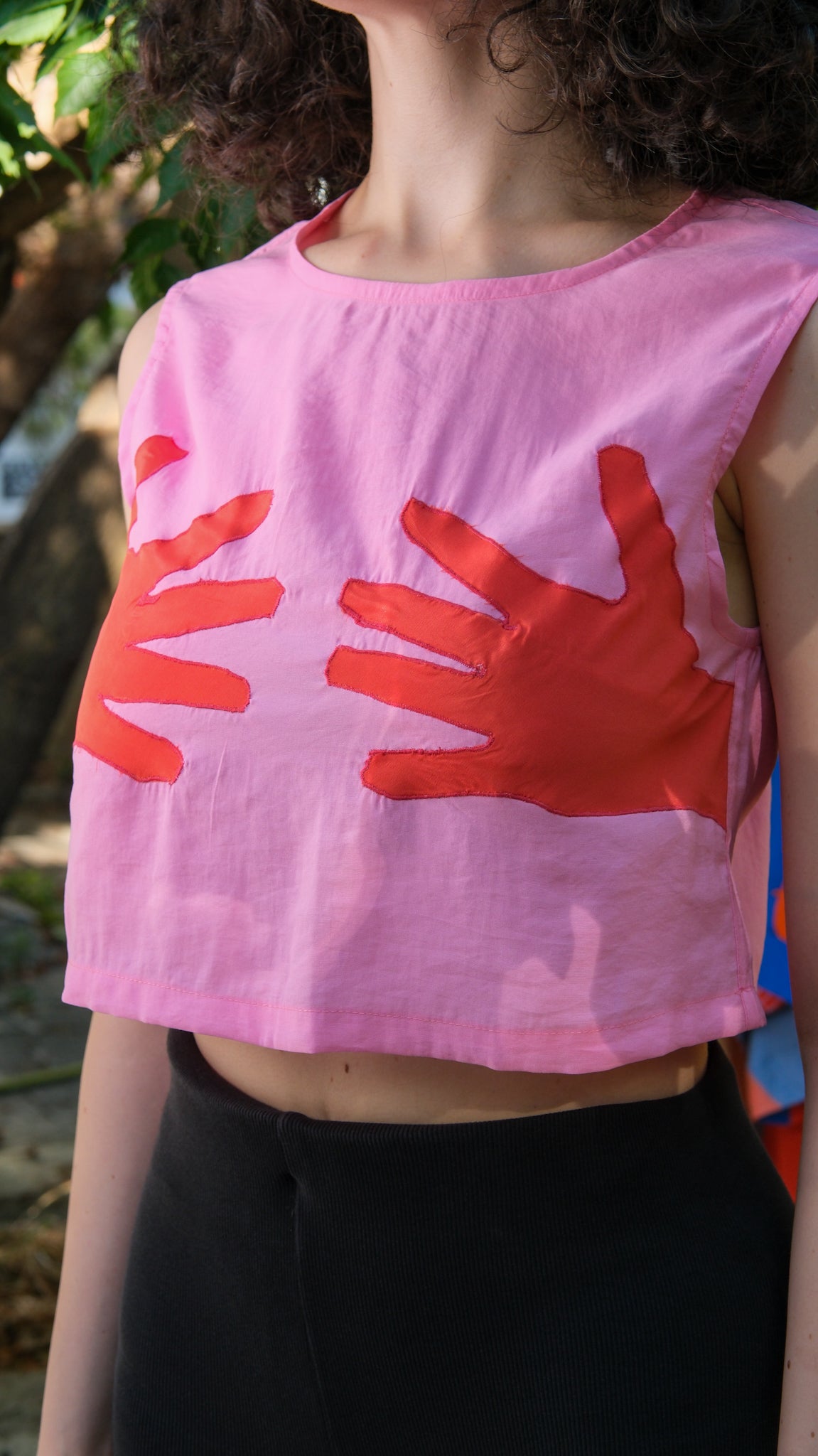 Hands Off – Pembe & Kırmızı Nakış Detaylı Crop Top