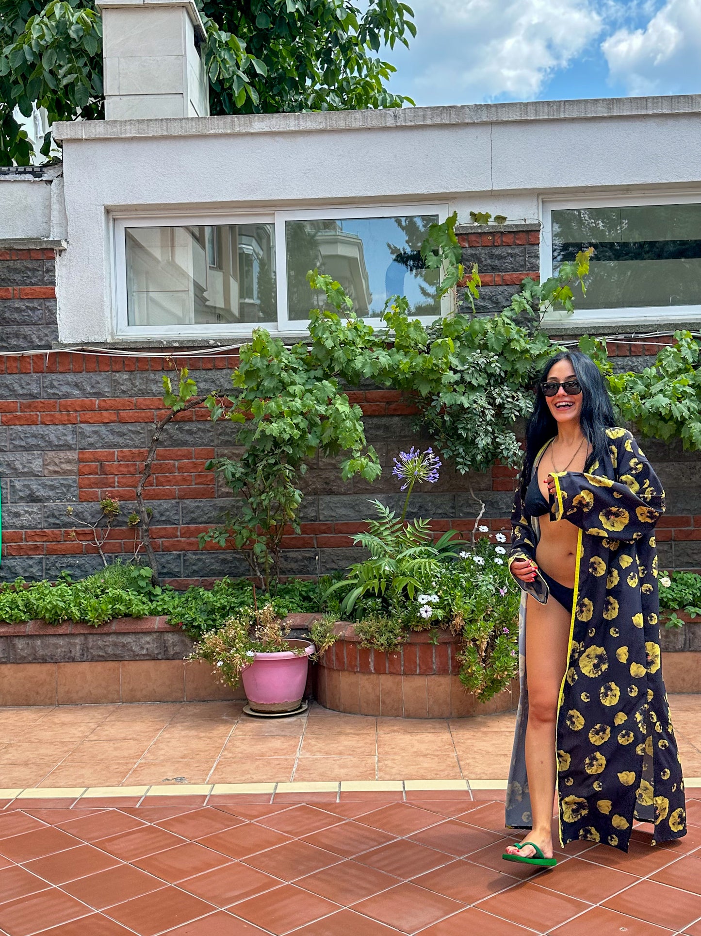 Midnight Bloom – Siyah Üzerine Sarı Çiçek Desenli Uzun Kimono