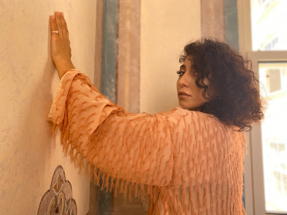Püsküllü Parti – Şeftali Renkli Tüylü Kimono