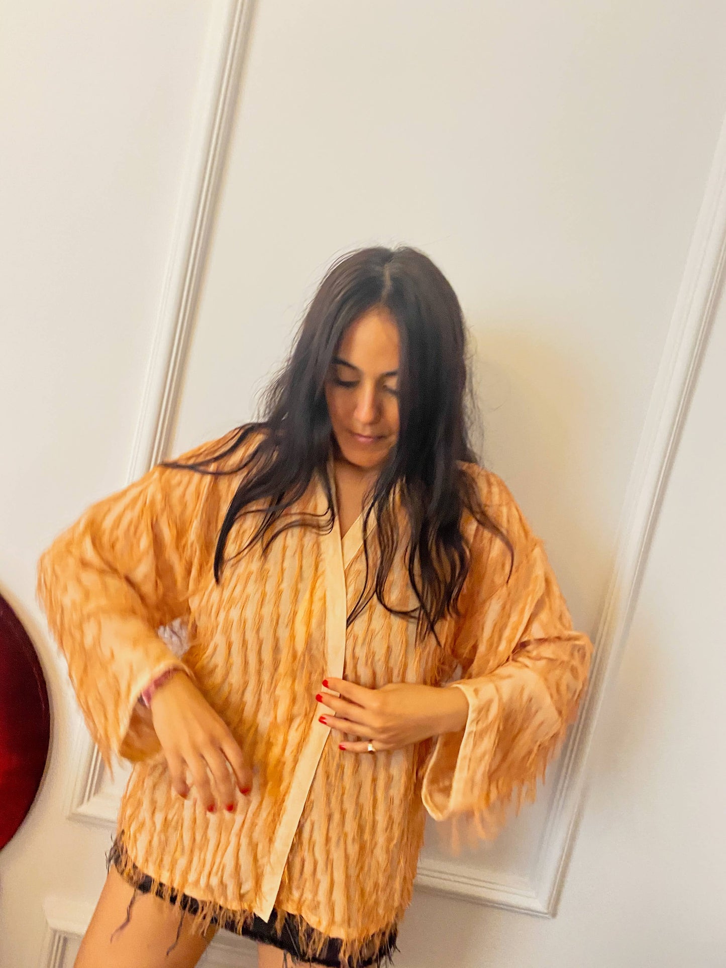 Püsküllü Parti – Şeftali Renkli Tüylü Kimono