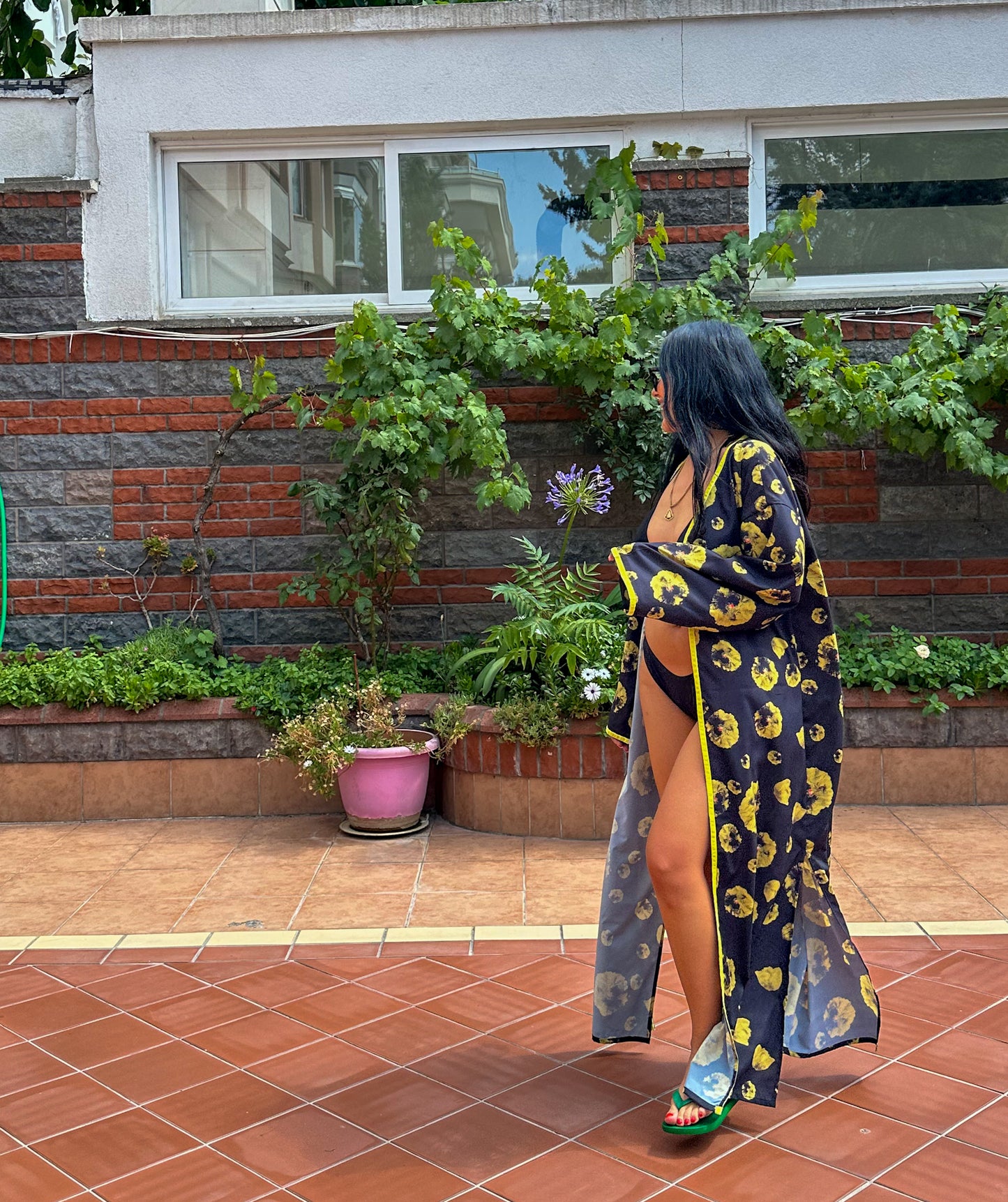 Midnight Bloom – Siyah Üzerine Sarı Çiçek Desenli Uzun Kimono