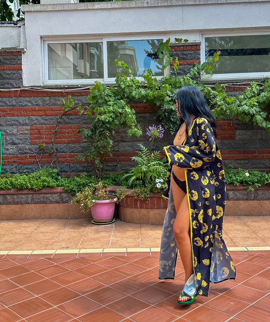 Midnight Bloom – Siyah Üzerine Sarı Çiçek Desenli Uzun Kimono