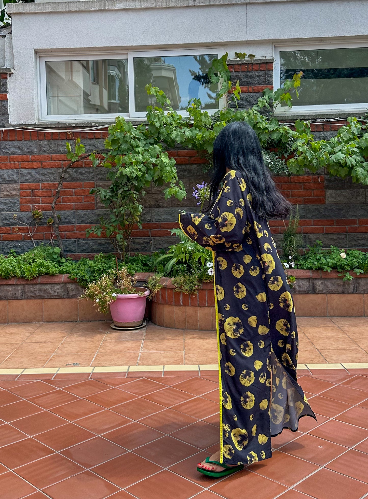Midnight Bloom – Siyah Üzerine Sarı Çiçek Desenli Uzun Kimono