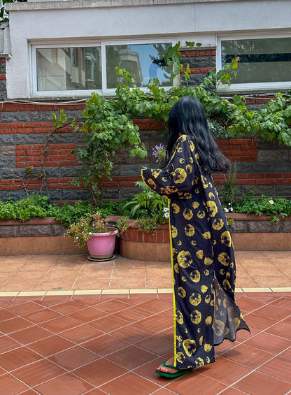 Midnight Bloom – Siyah Üzerine Sarı Çiçek Desenli Uzun Kimono