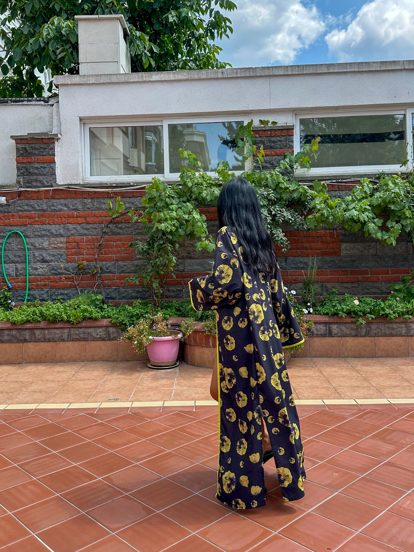 Midnight Bloom – Siyah Üzerine Sarı Çiçek Desenli Uzun Kimono